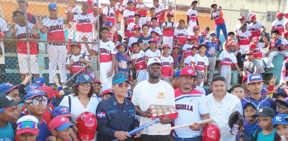 Diógenes De la Cruz, asistente de Junior Noboa, Comisionado de Béisbol, al momento de hacer entrega de utilería a la Liga Domingo Morel de Cristo Rey. Figura Ronny Mauricio, del Licey , el general Jacobo Mateo Moquete, Director de Deportes de la Policía, Domingo Morel, así como los decenas de niños participantes