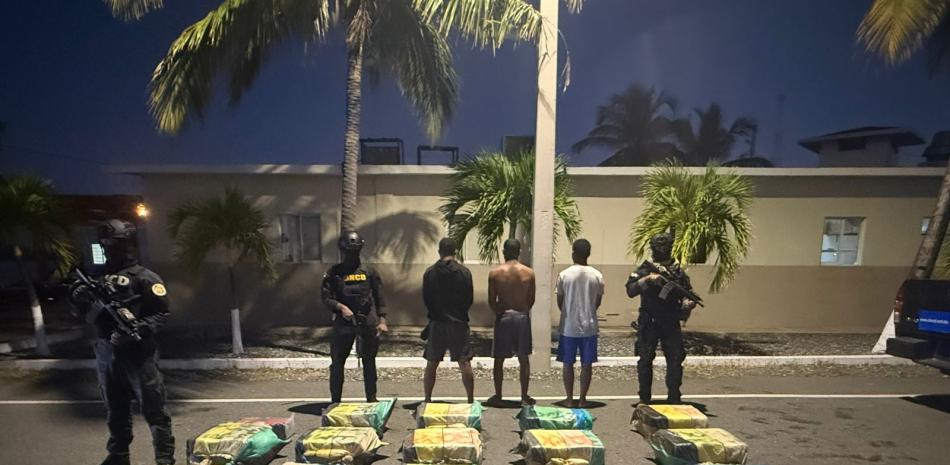 DNCD confisca 429 paquetes de cocaína y detiene a tres dominicanos en Baní