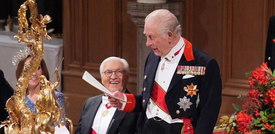 El presidente de Alemania, Frank-Walter Steinmeier (C), reacciona ante el discurso del rey Carlos III de Gran Bretaña durante un banquete de Estado en el Castillo de Windsor, el 3 de diciembre de 2025.