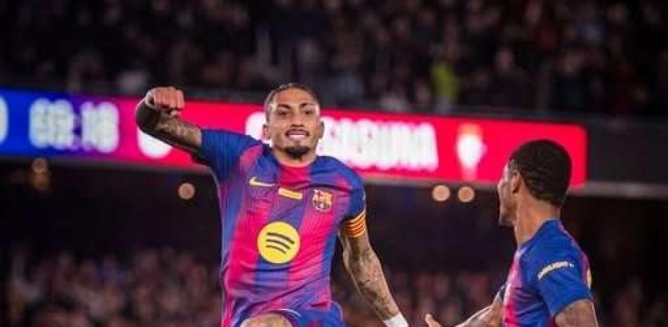Raphinha celebra uno de los dos goles que tuvo este sábado en el nuevo triunfo alcanzado por el Barcelona en la Liga Española.