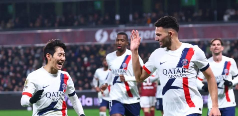 El delantero adolescente Ibrahim Mbaye festeja con varios de sus compañeros el triunfo del PSG este sábado.