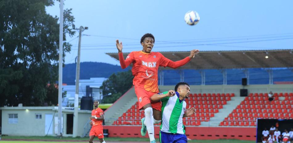 Acción en el choque que los Delfines se impusieron al Atletico de la Vega Real.