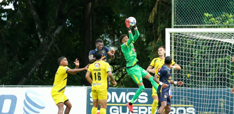 En la gráfica uno de los tantos momentos de acción que tuvo el choque entre el Atlético Pantoja frente a Moca FC