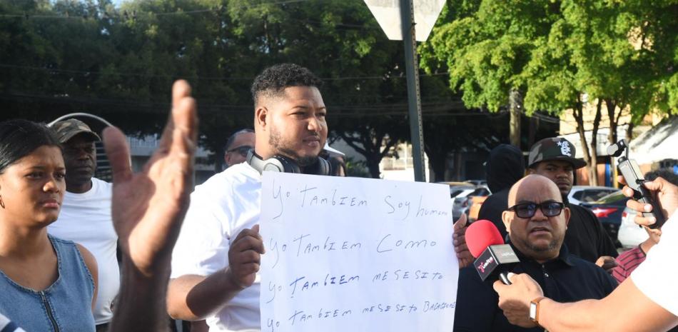 Ciudadano porta cartel pidiendo justicia por caso Senasa