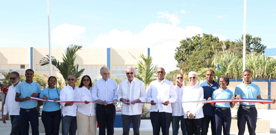 Abinader inaugura liceo en Elías Piña