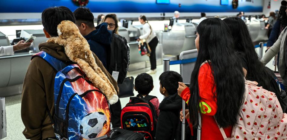 Alexis, de once años, ciudadano guatemalteco; Enrique, de trece; Franklin, de tres; Garibaldi, de seis; Mariela, de once; y Areimy, de dieciséis, son escoltados en el Aeropuerto Internacional de Miami.