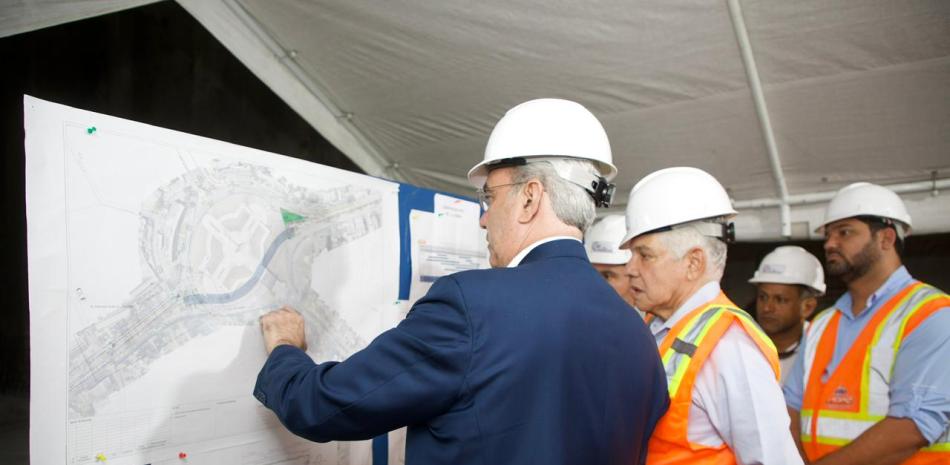 El presidente de República Dominicana Luis Abinader y Rafael Eduardo Estrella Virella, ministro de Obras Públicas, supervisan las obras del túnel de la Plaza de la Bandera.
