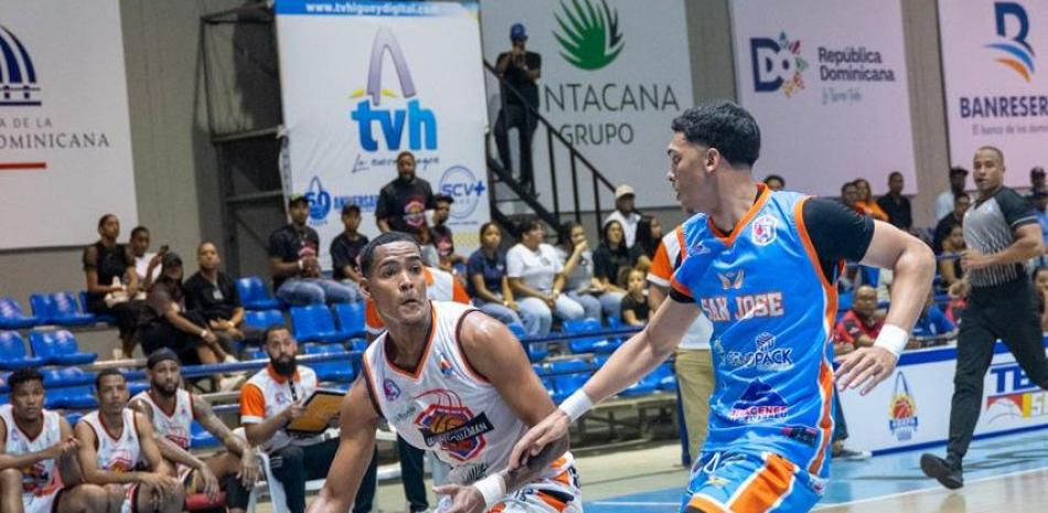 Ariel De León, del club Antonio Guzmán, avanza con el balón en una ofensiva ante el defensor del club San José, Juan Areche.