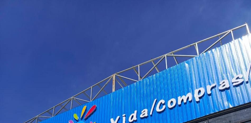 Vista de la fachada de la Plaza Zehao, ubicada en Las Terrenas, Samaná, cerrada por MIVED.