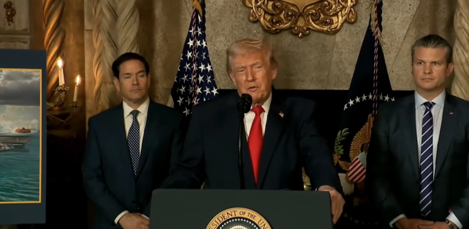El presidente de EE.UU., Donald Trump, realiza un anuncio acompañado por el secretario de Guerra, Pete Hegseth, y el secretario de Estado, Marco Rubio.