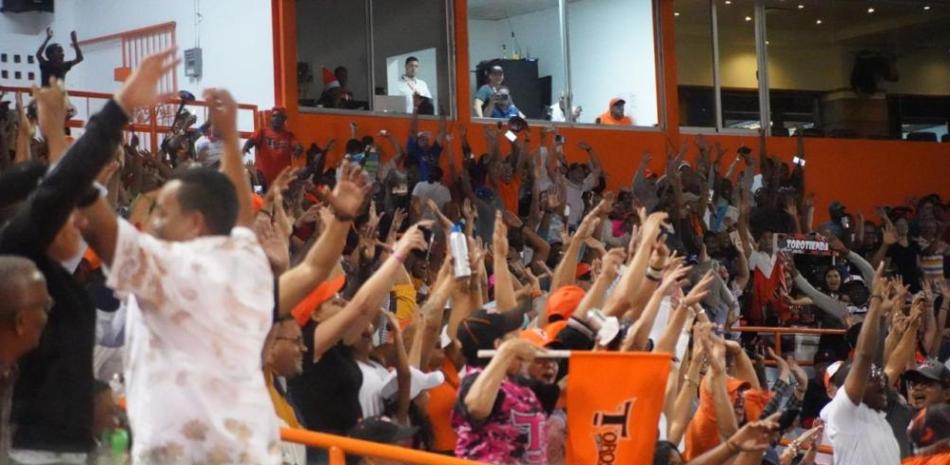 Jugadores, ejecutivos y fanáticos de los Toros festejan el éxito del conjunto.