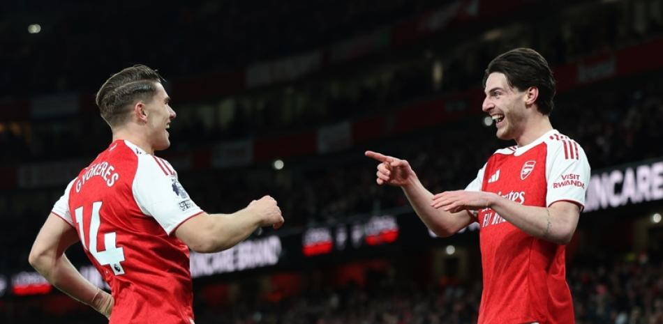 Declan Rice celebra con Viktor Gyokeres la victoria del arsenal sobre el Brighton's en partido de la Liga Premier.