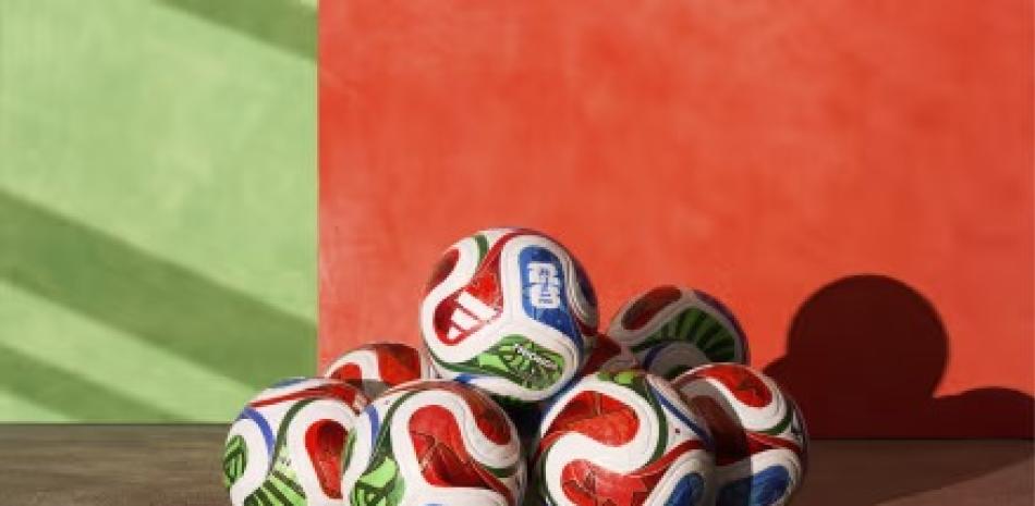Trionda, la pelota que será usada en el Mundial de Fútbol 2026, está siendo ya exhibida.