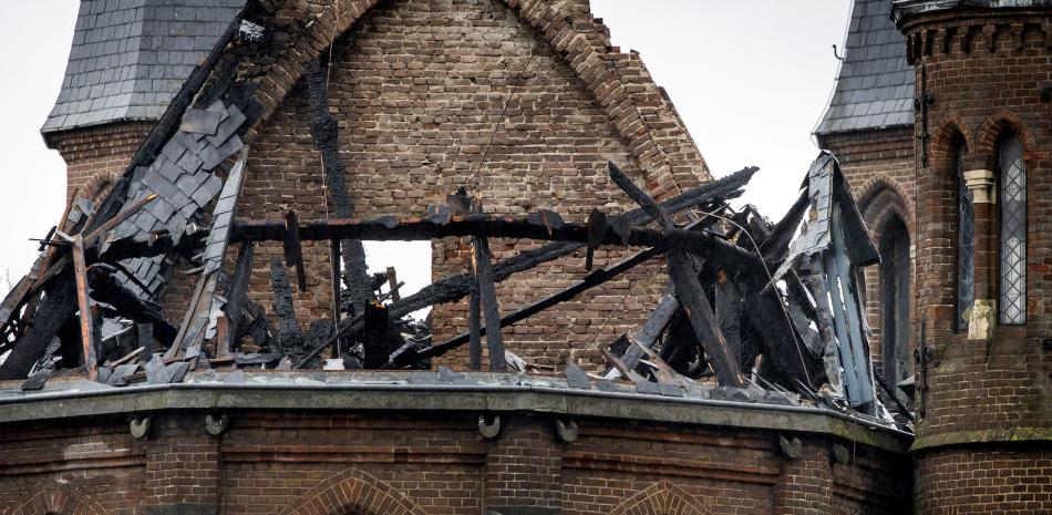 La torre de 50 metros de altura se derrumbó y el techo sufrió graves daños