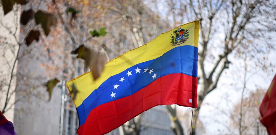 Esta fotografía muestra una bandera de Venezuela durante una manifestación contra la operación estadounidense en Venezuela para capturar al presidente venezolano, frente a la embajada de Estados Unidos en Madrid el 4 de enero de 2026.