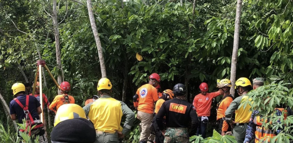 Miembros de la Policía Nacional, del Ejército y de la Defensa Civil durante la búsqueda de la niña Brianna Genao, en Puerto Plata.