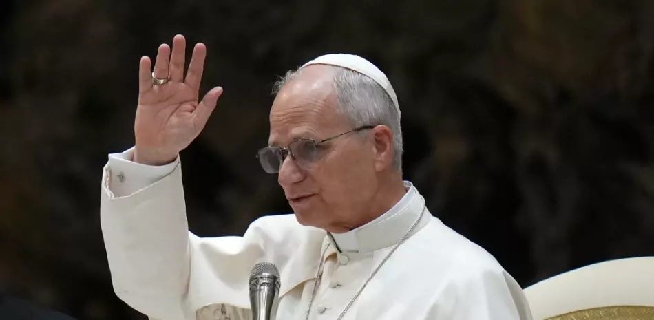 El papa León XIV sostiene su audiencia general en el Salón Paulo VI en el Vaticano, ayer.