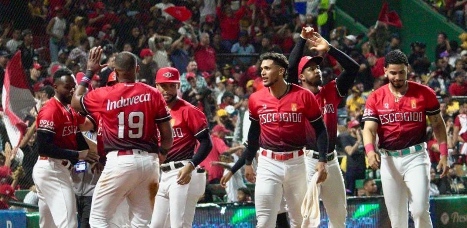 Uno de los momentos cruciales en que los Leones marcaron cuatro vueltas en el primer episodio.