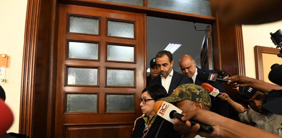 Los hermanos Antonio y Maribel Espaillat salen de una de las audiencias del caso.