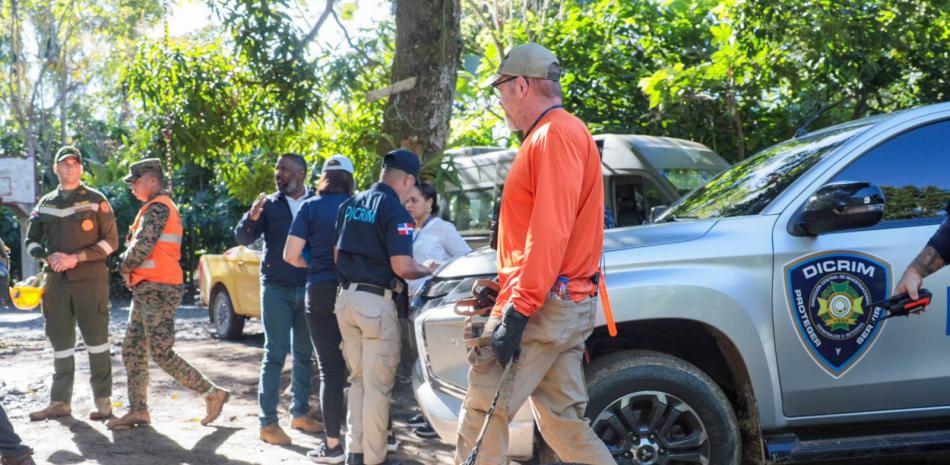 Agentes del FBI y el procurador adjunto Wilson Camacho durante la búsqueda de la niña Brianna Genao.