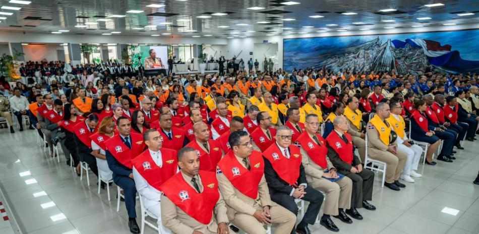 Con los pasantes el acto de graduación celebrado incorporó 383 nuevos profesionales y pasantes militares,