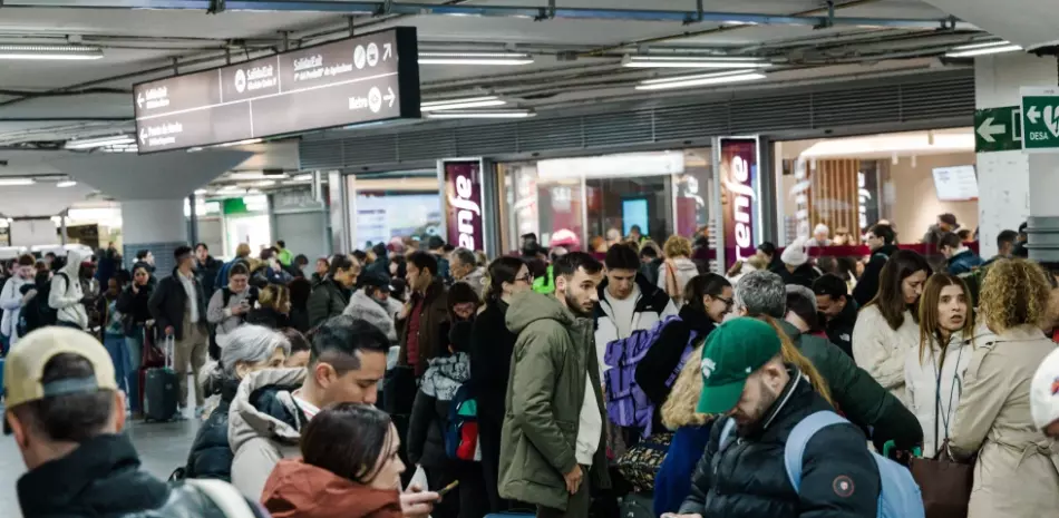 Pasajeros esperan en el vestíbulo de la estación de tren de Madrid el domingo 18 de enero de 2026, tras el anuncio de la suspensión del servicio debido al descarrilamiento de dos trenes en Córdoba.