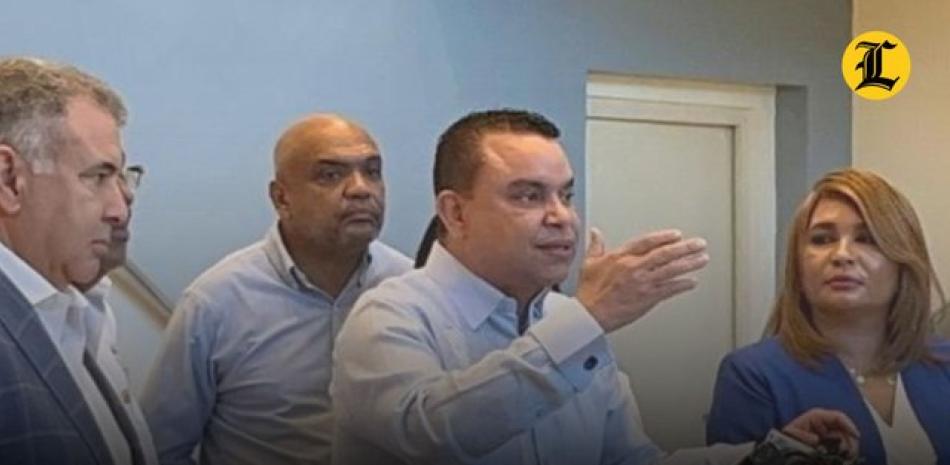 El director ejecutivo del Servicio Nacional de Salud (SNS), Julio César Landrón, explicó que esto se realizará con la finalidad de que todas las personas, sin importar su ubicación, puedan recibir atención médica de primera mano, para poder activar el referimiento a centros de salud de segundo y tercer nivel y especializados.<br /><br />https://listindiario.com/la-republica/20260119/director-sns-anuncia-remozamiento-unidades-atencion-primaria-pais_890477.html