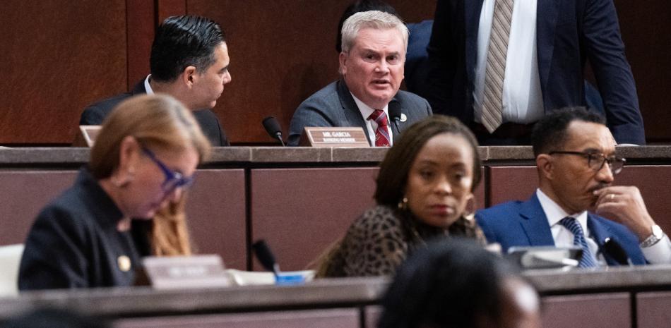El representante estadounidense James Comer, republicano por Kentucky, habla durante una reunión del comité de marcado sobre la declaración del expresidente Bill Clinton y su esposa.