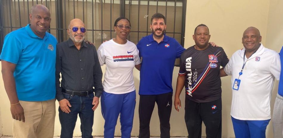 Paco Redondo, en el centro, junto a Teresa Durán, Melvin López, Juan Carlos Medina, Fernando Teruel, Juan Matos y Seleni Sosa.