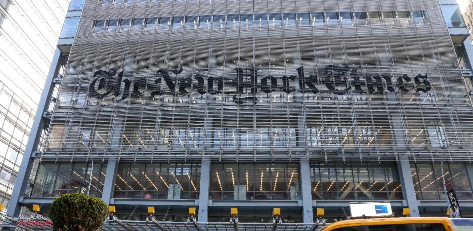 El logo del New York Times se ve en la fachada del edificio en la ciudad de Nueva York el 22 de enero de 2026.