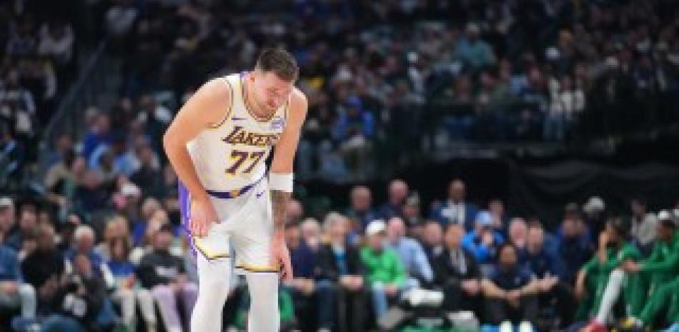 Luka Doncic reacciona luego de marcar dos puntos en el choque en que los Lakers derrotaron a los Mavericks.