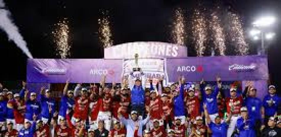 Jugadores de los Charros posan luego de haber conquistado el campeonato por segunda vez en el béisbol de México.