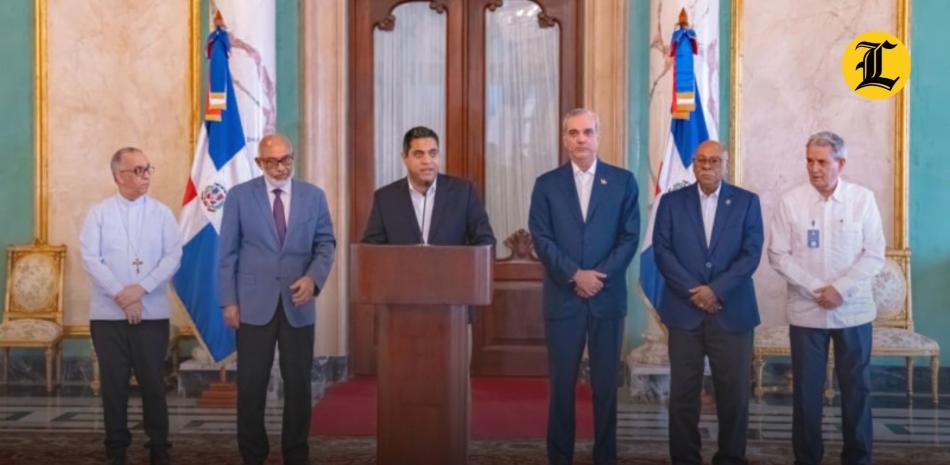 Los miembros de esa comisión son Persio Maldonado, José Joaquín Puello Herrera, Milton Ray Guevara, Luisín Mejía y el monseñor Héctor Rafael Rodríguez quienes fueron juramentados en el Palacio Nacional por el presidente Luis Abinader.<br /><br />https://listindiario.com/la-republica/20260127/crean-comision-veeduria-supervisar-inversion-infraestructura-deportivas_891560.html