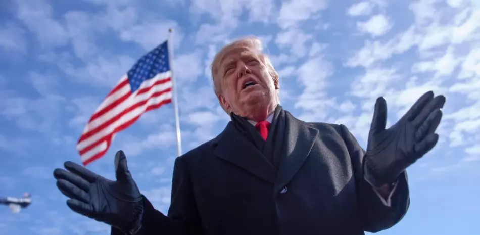 El presidente de Estados Unidos, Donald Trump, habla con reporteros antes de abordar el Marine One en el Jardín Sur de la Casa Blanca, el martes 27 de enero de 2026, en Washington.