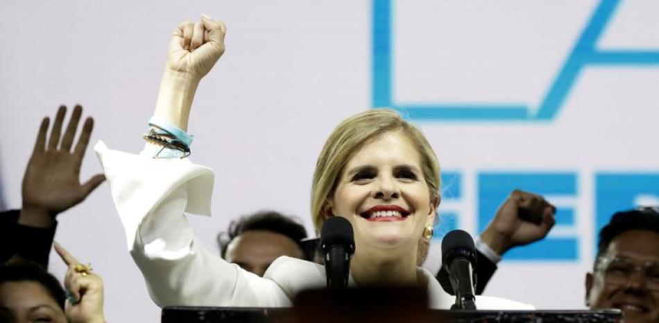 La candidata derechista del Partido Pueblo Soberano Laura Fernández celebra este domingo, en San José (Costa Rica).