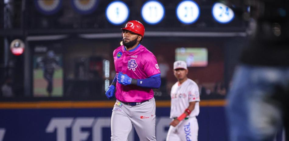 Franchi Cordero recorre las bases luego de disparar uno de los dos jonrones que tuvo en el partido en que los Leones cayeron ante los Tomateros.