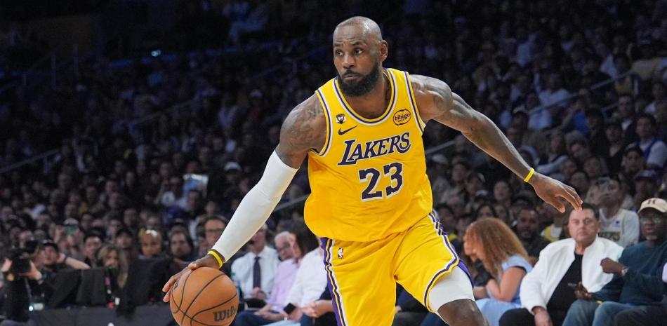 LeBron James se dirige al canasto durante el partido en que los Lakers dispusieron de los Warriors.