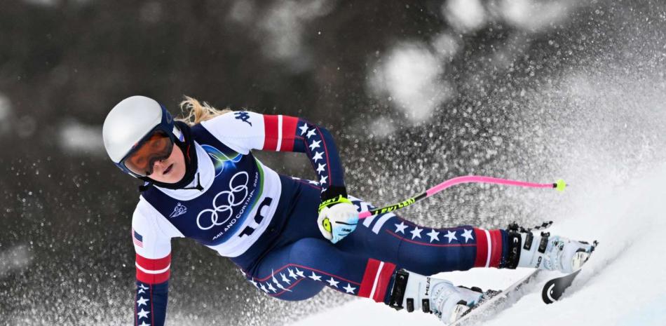 Lindsey Vonn se mueve en la nieve en busca de culminar el recorrido, el cual al final no pudo y se estrelló y tuvo que ser atendida por los médicos.