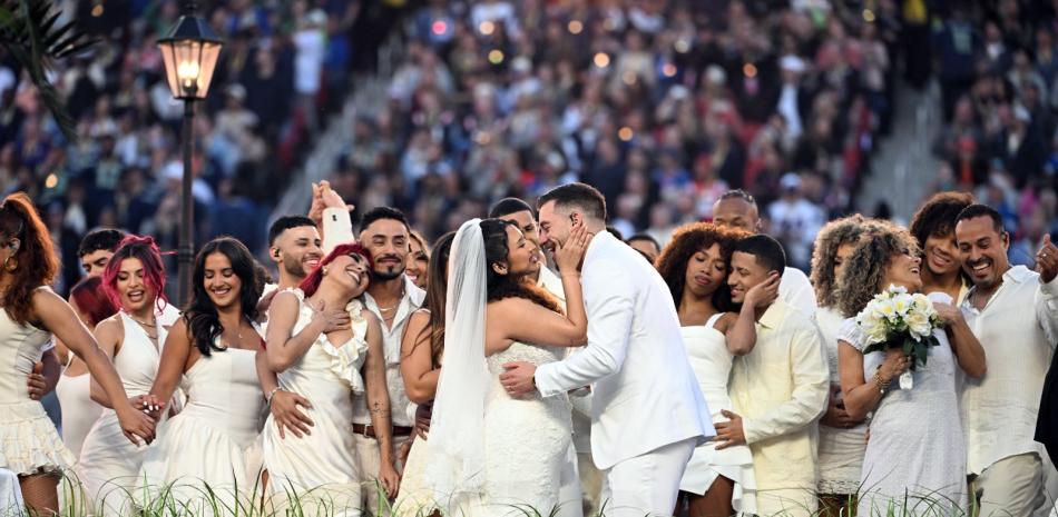 La pareja que se casó durante la actuación de Bad Bunny en el Super Bowl