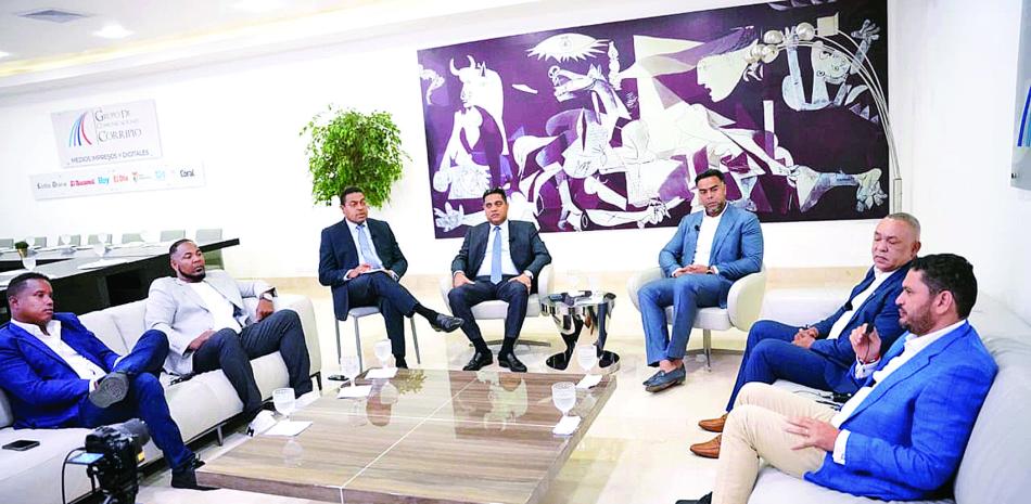 José P. Monegro, Director del Periódico El Día junto a los integrantes del grupo organizativo del seleccionado que participará en el Clásico Mundial de Béisbol.