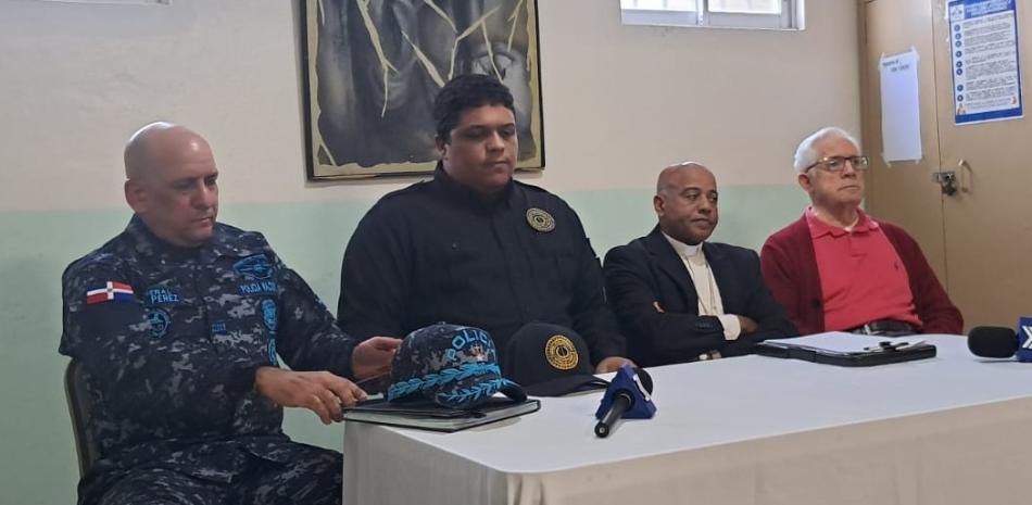 El Obispo de Santo Domingo Este, Manuel Ruíz, junto al presidente de la Antigua Orden Dominicana, Anyelo Vásquez, el sacerdote Gregorio alegría y uno de los comandantes de la zona.