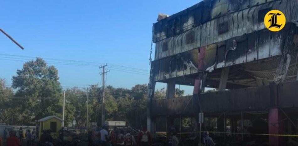 La estructura de tres niveles próximo a colapsar, varias personas se acercan a los alrededores a ver más de cerca las secuelas que dejó el accidente.<br />