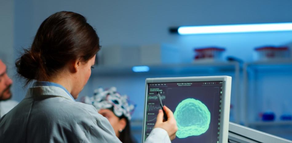 Entre los síntomas iniciales de meningitis están la fiebre alta, dolor de cabeza intenso, rigidez en la nuca o cuello.