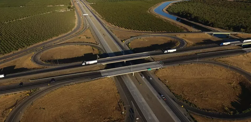 Camiones de carga circulan en dirección norte sobre la autopista interestatal 5, el 3 de septiembre de 2025, en Tracy, California.