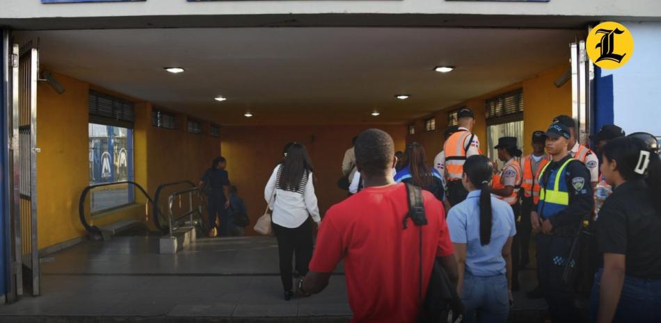 Restablecen algunas estaciones del Metro de Santo Domingo

También le pude interesar estos videos:

Rosvely Pérez, sobreviviente del Jet Set: Mi vida es diferente después de eso https://youtu.be/WxrzgGFzcPQ

Lourdes de la Maza, hija de uno de los hombres que ajustició a Trujillo: “Duré dos meses encerrada” https://youtu.be/0tqWjfR9fwE

Los detalles ocultos del complot contra Trujillo: Los revela Juan Daniel Balcácer https://youtu.be/HUqQJhFVmkc

Miguelina, Aname y Gloria: tres vidas marcadas por el Jet Set por la muerte de Karla Lantigua https://youtu.be/S2TVwIW6jvI

“Mi papá era un civil, un ciudadano… en el ajusticiamiento”, dice hijo de Antonio Imbert Barrera https://youtu.be/H9o1uZ20cx4

Más noticias en https://listindiario.com/

Suscríbete al canal  https://bit.ly/335qMys

Síguenos
Twitter  https://twitter.com/ListinDiario 

Facebook  https://www.facebook.com/listindiario 

Instagram https://www.instagram.com/listindiario/