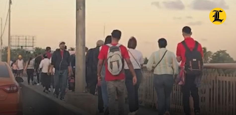 Tras apagón nacional y estación del Metro, Eduardo Brito fuera de servicio, los usuarios se están trasladando a pie por el puente de la 17

También le pude interesar estos videos:

Rosvely Pérez, sobreviviente del Jet Set: Mi vida es diferente después de eso https://youtu.be/WxrzgGFzcPQ

Lourdes de la Maza, hija de uno de los hombres que ajustició a Trujillo: “Duré dos meses encerrada” https://youtu.be/0tqWjfR9fwE

Los detalles ocultos del complot contra Trujillo: Los revela Juan Daniel Balcácer https://youtu.be/HUqQJhFVmkc

Miguelina, Aname y Gloria: tres vidas marcadas por el Jet Set por la muerte de Karla Lantigua https://youtu.be/S2TVwIW6jvI

“Mi papá era un civil, un ciudadano… en el ajusticiamiento”, dice hijo de Antonio Imbert Barrera https://youtu.be/H9o1uZ20cx4

Más noticias en https://listindiario.com/

Suscríbete al canal  https://bit.ly/335qMys

Síguenos
Twitter  https://twitter.com/ListinDiario 

Facebook  https://www.facebook.com/listindiario 

Instagram https://www.instagram.com/listindiario/