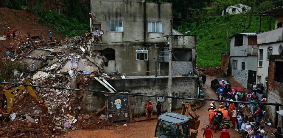 Equipos de rescate buscan víctimas entre los escombros tras un deslizamiento de tierra causado por las fuertes lluvias en el Barrio Parque Jardim Burnier, en Juiz de Fora, Minas Gerais, Brasil.