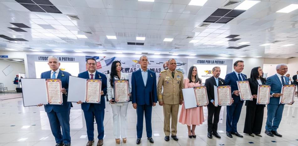 El Ministerio de Defensa reconoció a varias personalidades