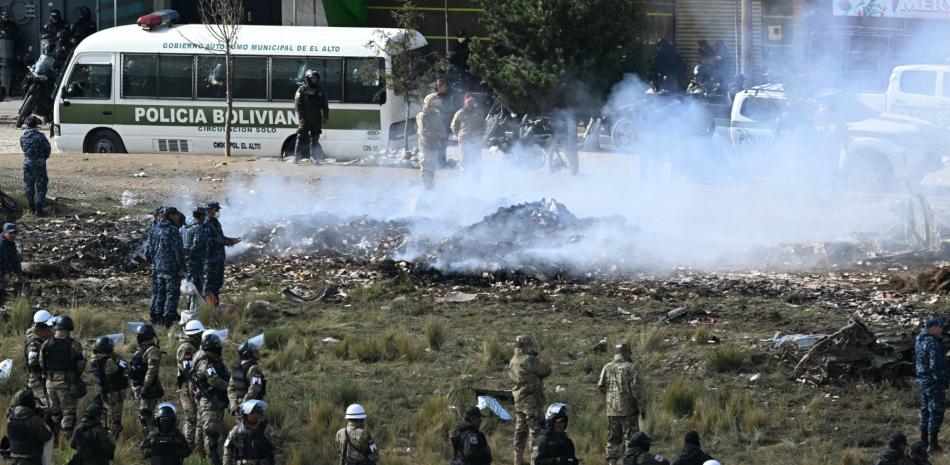 Policías bolivianos queman billetes, propiedad del Banco Central de Bolivia, que transportaba el avión y que, según las autoridades, carecen de valor, en el lugar del accidente del avión Lockheed C-130 de la Fuerza Aérea Boliviana (FAB-81) en El Alto, cerca de La Paz, el 28 de febrero de 2026.