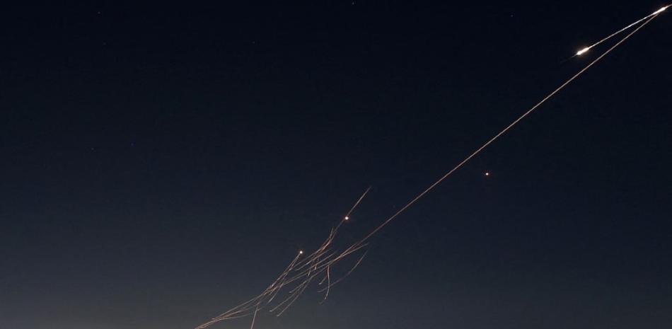 Misiles lanzados desde Irán se ven en el cielo de la ciudad de Hebrón, Cisjordania, el 1 de marzo de 2026.